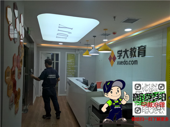 新居邦除甲醛技术人员在对家具进行除甲醛处理