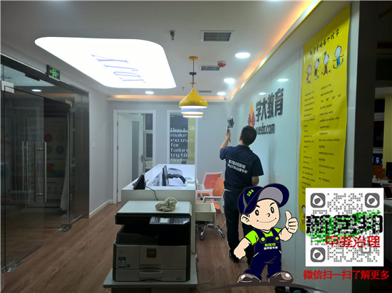 新居邦除甲醛技术人员在雾化喷涂光触媒
